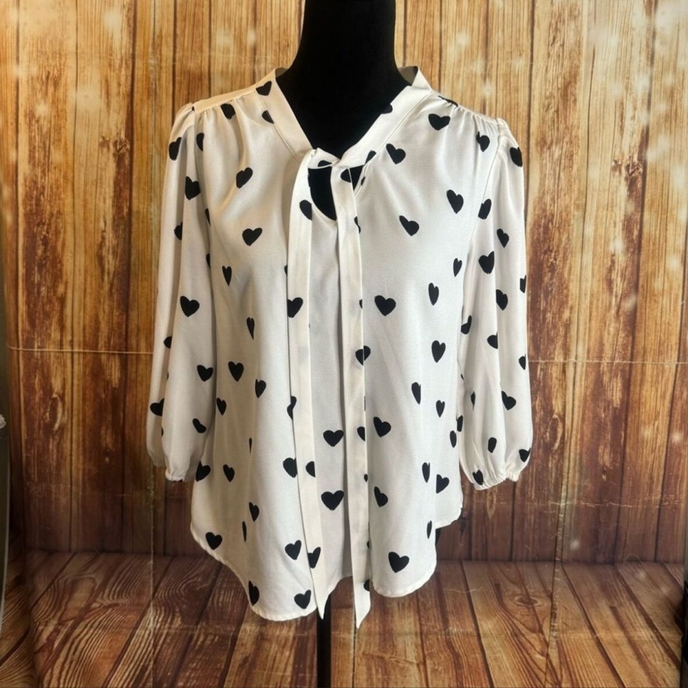 B004 {NWOT} RETRELOGY Women's Long Sleeve
Tie Neck White and Black Heart top